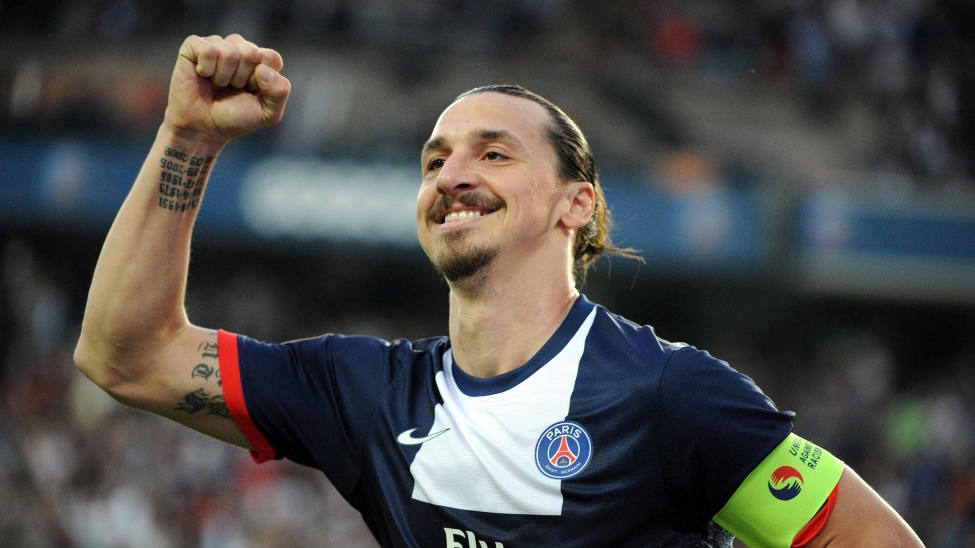 半岛体育-梅西回归赛场，赛况扑朔迷离首场状态亮眼，曼联观众沸腾！